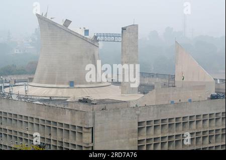 INDE, territoire de l'Union, Chandigarh City, le plan directeur de la ville divisée en secteurs a été préparé par l'architecte franco-suisse le Corbusier dans le 1950`, secteur 1 Capitole complexe, bâtiment du gouvernement l'Assemblée, Parlement du Pendjab et Haryana, conçu par le Corbusier, dôme paraboloïde hyperbolique sur le toit pour la ventilation Banque D'Images