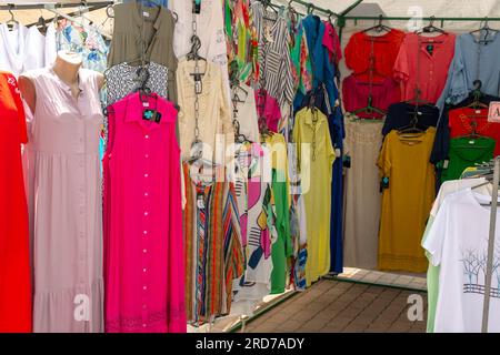 Vêtements pour femmes sur le marché de rue. Kiev Ukraine juin 2023 Banque D'Images