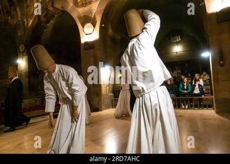 Soufi tourbillonnant des derviches de Mevlevi ordonnent en Turquie la cérémonie de la danse Sama. Saruhan Caravanserai Cappadoce Turquie Banque D'Images