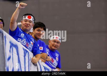 Fukuoka, Japon. 19 juillet 2023. Supporters japonais lors du match masculin des Championnats du monde aquatiques 2023 entre le Japon et l'Argentine le 19 juillet 2023 à Fukuoka, Japon (photo Albert Ten Hove/Orange Pictures) crédit : Orange pics BV/Alamy Live News Banque D'Images