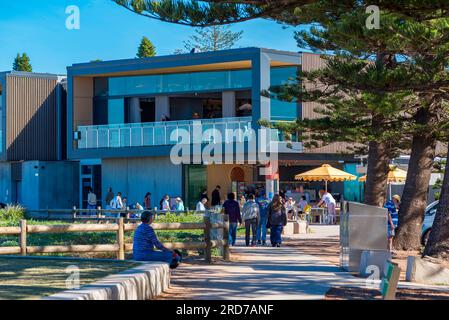 Le nouveau club de sauvetage Mona Vale Surf Life Saving Club de Sydney, en Australie, a été primé et a été conçu par Warren et Mahoney Architects Banque D'Images