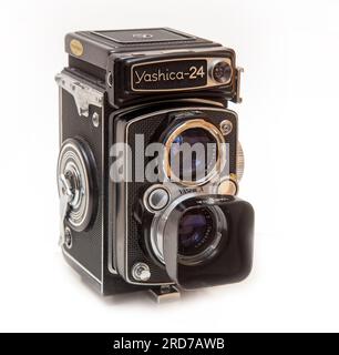 Yashica 24, une caméra tlr réflexe à double objectif de fabrication japonaise construite autour de 1967, utilisant un film 220. Banque D'Images