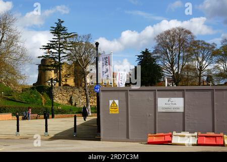 Promenade sur la rivière et coin du chantier de construction pour le nouveau complexe de logements Shanly Homes River Walk, maison de garde du château en arrière-plan, Tonbridge, Kent, Angleterre Banque D'Images