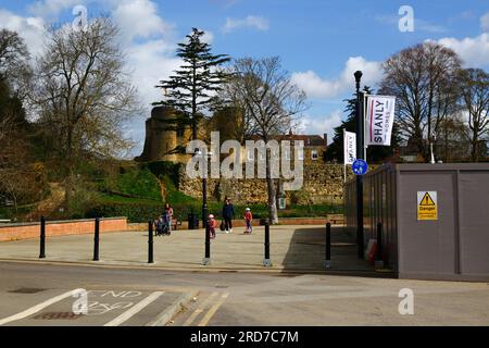 Promenade sur la rivière et coin du chantier de construction pour le nouveau complexe de logements Shanly Homes River Walk, maison de garde du château en arrière-plan, Tonbridge, Kent, Angleterre Banque D'Images