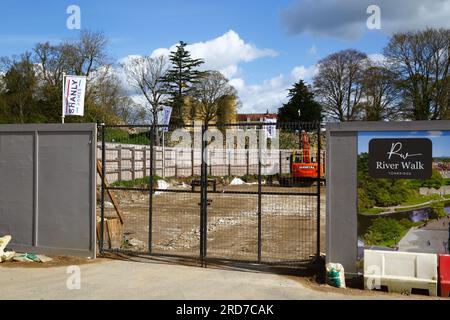 Entrée au chantier de construction du nouveau complexe de logements River Walk par Shanly Homes, maison de garde du château en arrière-plan, Tonbridge, Kent, Angleterre Banque D'Images