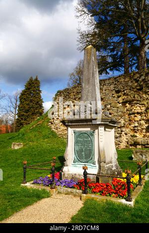 Le mémorial de la guerre des Boers sur Riverside Walk à côté des murs extérieurs du château de Tonbridge, Tonbridge, Kent, Angleterre Banque D'Images