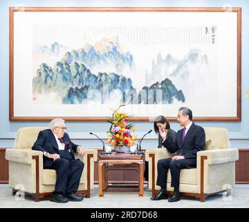 Pékin, Chine. 19 juillet 2023. Wang Yi, membre du bureau politique du comité central du Parti communiste chinois (PCC) et directeur du bureau de la Commission des affaires étrangères du comité central du PCC, rencontre des anciens États-Unis Secrétaire d'État Henry Kissinger à Pékin, capitale de la Chine, le 19 juillet 2023. Crédit : Zhai Jianlan/Xinhua/Alamy Live News Banque D'Images