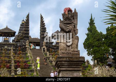 Bali, Indonésie, 5 septembre 2022, sculpture balinaise en pierre devant le temple 'Pura Besakih' Banque D'Images