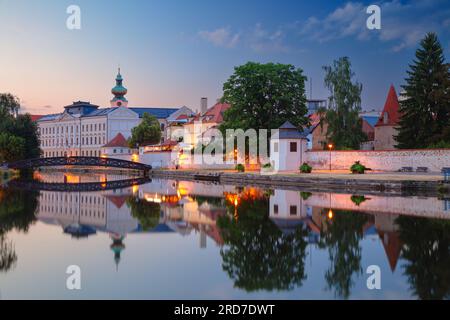 Ceske Budejovice, République tchèque. Image du paysage urbain du centre-ville de Ceske Budejovice, République tchèque avec reflet de la ville dans la rivière Malse à summum Banque D'Images