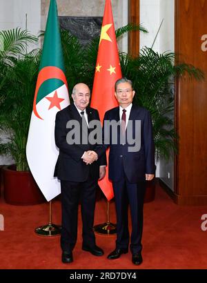 Pékin, Chine. 19 juillet 2023. Zhao Leji, membre du Comité permanent du Bureau politique du Comité central du Parti communiste chinois et président du Comité permanent du Congrès national populaire, rencontre le Président algérien Abdelmadjid Tebboune à Pékin, capitale de la Chine, le 19 juillet 2023. Crédit : Shen Hong/Xinhua/Alamy Live News Banque D'Images