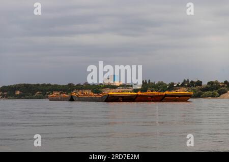 Barges fluviales ancrées sur le Danube Banque D'Images