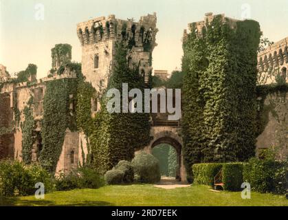 Château de Raglan, Castell Rhaglan, un château médiéval tardif situé juste au nord du village de Raglan dans le comté de Monmouthshire dans le sud-est du pays de Galles, Grande-Bretagne, 1895, reproduction historique, numérique améliorée d'une ancienne gravure photochrome Banque D'Images