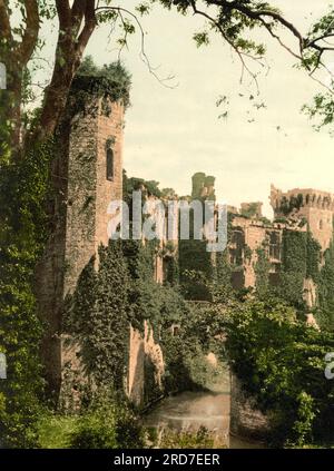 Château de Raglan, Castell Rhaglan, un château médiéval tardif situé juste au nord du village de Raglan dans le comté de Monmouthshire dans le sud-est du pays de Galles, Grande-Bretagne, 1895, reproduction historique, numérique améliorée d'une ancienne gravure photochrome Banque D'Images