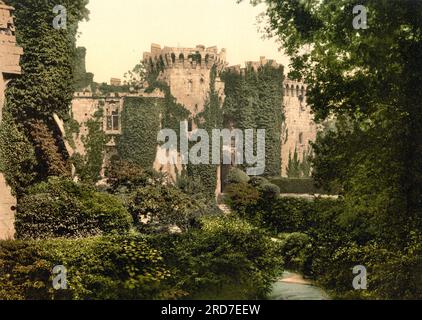 Les douves, château de Raglan, Castell Rhaglan, château médiéval tardif situé juste au nord du village de Raglan dans le comté de Monmouthshire dans le sud-est du pays de Galles, Grande-Bretagne, 1895, reproduction historique, numérique améliorée d'une ancienne gravure photochrome Banque D'Images