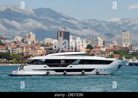 grand bateau à moteur à l'ancre dans la baie au large de split en croatie, bateau à moteur croiseur dans le port de grad split en croatie. Banque D'Images