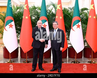 Pékin, Chine. 19 juillet 2023. Le premier ministre chinois Li Qiang rencontre le président algérien Abdelmadjid Tebboune, qui effectue une visite d'État en Chine, au Grand Hall du peuple à Pékin, capitale de la Chine, le 19 juillet 2023. Crédit : Shen Hong/Xinhua/Alamy Live News Banque D'Images