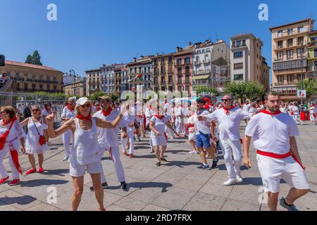 Pampelune, Espagne : 09 juillet 2023 : les gens célèbrent le festival de San Fermin dans des vêtements traditionnels blancs et rouges avec cravate rouge, Pampelune, Navarra, Espagne. Banque D'Images