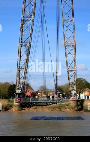 Le pont transporteur de Rochefort, ou pont transporteur de Martrou sur la Charente. Dernier pont transporteur en France. Rochefort, Charente Maritime, France Banque D'Images