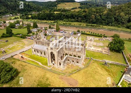 Die Klosterruine Tintern Abbey im Wye Valley aus der Luft gesehen, Tintern, Monmouth, pays de Galles, Großbritannien, Europa | ruines de l'abbaye de Tintern au Wy Banque D'Images