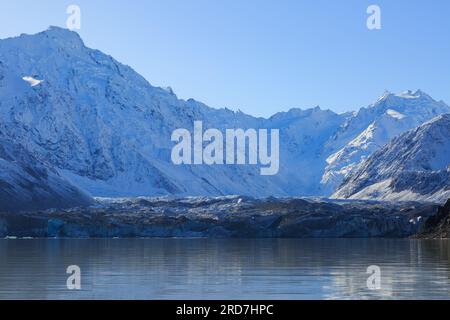 Le pied du glacier Tasman et une partie du lac Tasman dans le parc national du Mont Cook, en Nouvelle-Zélande. À l'arrière-plan se trouvent les Alpes du Sud Banque D'Images