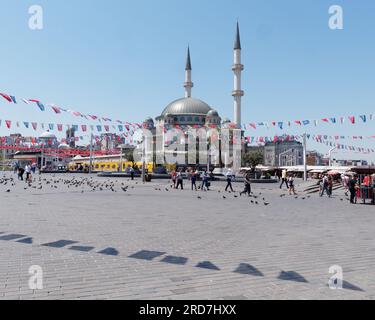 La place Taksim sillonne par le Bunting et la mosquée Taksim un matin d'été à Istanbul, en Turquie Banque D'Images