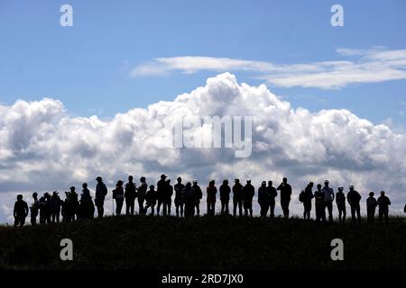 Les spectateurs regardent lors d'une ronde d'essais avant l'Open au Royal Liverpool, Wirral. Date de la photo : mercredi 19 juillet 2023. Banque D'Images