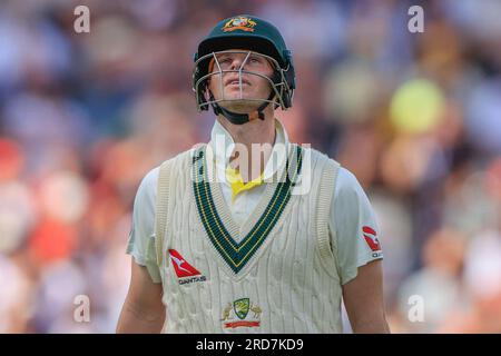 Manchester, UK. 19th July, 2023. A dejected Steven Smith of Australia leaves the field of play after being dismissed during the LV= Insurance Ashes Fourth Test Series Day One England vs Australia at Old Trafford, Manchester, United Kingdom, 19th July 2023 (Photo by Conor Molloy/News Images) in Manchester, United Kingdom on 7/19/2023. (Photo by Conor Molloy/News Images/Sipa USA) Credit: Sipa USA/Alamy Live News Banque D'Images
