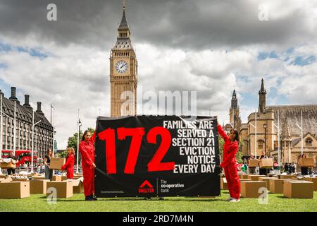 Londres, Royaume-Uni. 19 juillet 2023. L'organisation caritative Shelter a organisé une cascade et une manifestation soulignant la lenteur des progrès du projet de loi Renters (Reform) Bill, qui promettait d'abolir les avis d'expulsion de l'article 21. L'organisme de bienfaisance a calculé qu'actuellement, l'équivalent de 172 familles reçoivent un avis en vertu de l'article 21 par jour, ou un avis toutes les huit minutes. La cascade est soutenue par plusieurs députés de tous les horizons politiques. Crédit : Imageplotter/Alamy Live News Banque D'Images