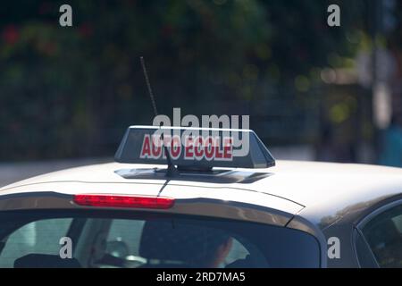 Enseigne de toit de voiture avec écrit en français 'Auto-École', signifiant en anglais 'Driving School'. Banque D'Images