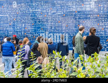 Paris, France - 12 mars 2023 : le mur Je t'aime est un mur sur le thème de l'amour dans la place du jardin Jehan Rictus à Montmartre, Paris, France. Banque D'Images