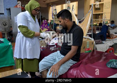 Dhaka. 19 juillet 2023. Un patient atteint de dengue reçoit un traitement dans un hôpital de Dhaka, au Bangladesh, le 19 juillet 2023. Le Bangladesh a signalé mardi 13 décès supplémentaires dus à la dengue, le pic quotidien le plus élevé, portant le nombre de décès à 127 depuis janvier. La Direction générale des services de santé (DGHS) du pays a également signalé mardi 1 533 nouveaux cas confirmés de dengue, portant le total de ce mois-ci à 16 022. La DGHS a enregistré 24 000 cas de dengue et 18 304 reprises cette année. Crédit : Xinhua/Alamy Live News Banque D'Images