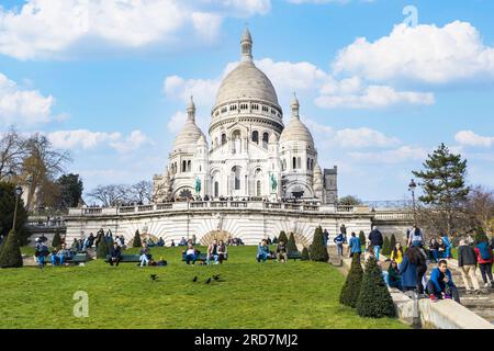 Paris, France - 12 mars 2023 : visite de la Basilique du Sacré-Cœur située dans le quartier de Montmartre Banque D'Images