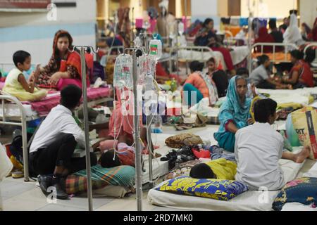 Dhaka. 19 juillet 2023. Des patients atteints de dengue reçoivent un traitement dans un hôpital de Dhaka, au Bangladesh, le 19 juillet 2023. Le Bangladesh a signalé mardi 13 décès supplémentaires dus à la dengue, le pic quotidien le plus élevé, portant le nombre de décès à 127 depuis janvier. La Direction générale des services de santé (DGHS) du pays a également signalé mardi 1 533 nouveaux cas confirmés de dengue, portant le total de ce mois-ci à 16 022. La DGHS a enregistré 24 000 cas de dengue et 18 304 reprises cette année. Crédit : Xinhua/Alamy Live News Banque D'Images