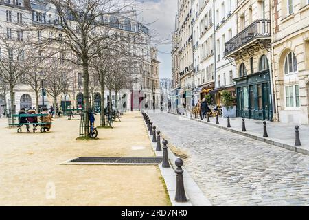 Paris, France - 11 mars 2023 : Belle place Dauphine par un jour d'hiver Banque D'Images