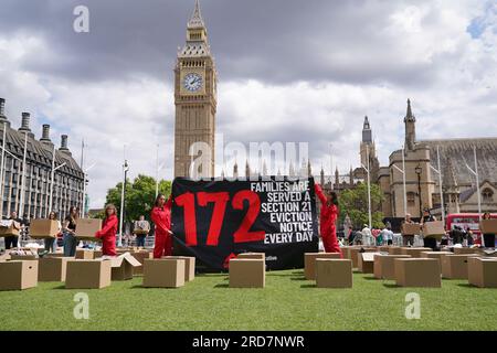 Des militants de Shelter organisent une manifestation sur Parliament Square, à Londres, pour souligner le nombre de personnes qui reçoivent chaque jour un avis d'expulsion en vertu de l'article 21. Près de 200 familles reçoivent chaque jour des avis d'expulsion sans faute dans toute l'Angleterre, selon l'association caritative pour le logement qui a critiqué la lenteur des progrès sur les réformes locatives tant attendues. Date de la photo : mercredi 19 juillet 2023. Banque D'Images