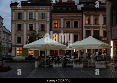 Lviv, Ukraine - 12 juillet 2023 : les gens dans le restaurant en plein air de Lviv Banque D'Images