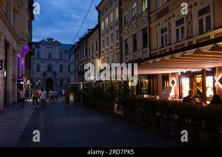 Lviv, Ukraine - 12 juillet 2023 : les gens dans le restaurant en plein air de Lviv Banque D'Images