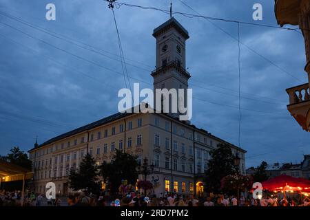 Lviv, Ukraine - 12 juillet 2023 : Hôtel de ville de Lviv en soirée Banque D'Images