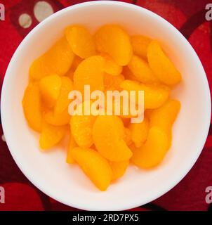 Vue aérienne des segments orange mandarine dans un bol blanc Banque D'Images