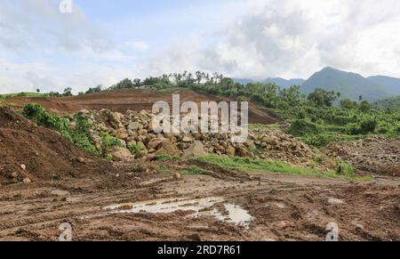 Chaîne de montagnes Malepunyo, Philippines. 19 juillet 2023 : carrière dans la montagne pour fournir du sable, du gravier et des roches concassées utilisées pour le Slex TR4. La route à péage South Luzon Expressway 4 (SLEX TR4) fait partie du plus long projet routier du pays, qui reliera Manille à Lucena dans un premier temps, puis Matnog avec le projet SLEX TR5 signé en 2022, Qui reliera les provinces de Quezon et Bicol par une route à péage de 420 km. Depuis son élection, plusieurs groupes environnementaux ont exhorté le président Marcos à réduire la déforestation, les activités minières et les carrières. Crédit : Kevin Izorce/Alamy Live News Banque D'Images