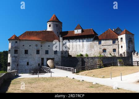 Burghausen, Allemagne - 15. Juillet 2023 : Blick auf den Büchsenmacherturm im 2. Vorhof der Burg à Burghausen, weltlängste Burg. Banque D'Images