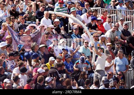 Les fans dans les tribunes créent un serpent à bière avec des tasses de pinte vides lors de la première journée du quatrième test match LV= Insurance Ashes Series à Emirates Old Trafford, Manchester. Date de la photo : mercredi 19 juillet 2023. Banque D'Images