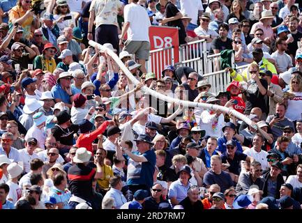 Les fans dans les tribunes créent un serpent à bière avec des tasses de pinte vides lors de la première journée du quatrième test match LV= Insurance Ashes Series à Emirates Old Trafford, Manchester. Date de la photo : mercredi 19 juillet 2023. Banque D'Images