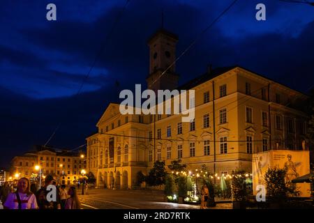 Lviv, Ukraine - 12 juillet 2023 : Hôtel de ville de Lviv en soirée Banque D'Images