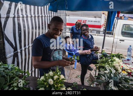 (230719) -- NAIROBI, 19 juillet 2023 (Xinhua) -- des vendeurs taillent des fleurs qui seront vendues sur un marché de Nairobi, Kenya, le 10 juillet 2023. (Xinhua/Wang Guansen) Banque D'Images