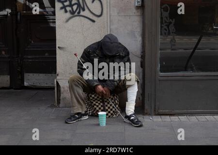 6 mai 2023, Budapest, Hongrie : un sans-abri vu assis sur son sac et dort. Il y a eu une préoccupation constante concernant les sans-abri en Hongrie, en particulier à Budapest. En raison de la forte inflation, la ville a vu une augmentation du nombre de personnes vivant dans la rue. Des facteurs comme la pauvreté, le chômage, les problèmes de santé mentale et le manque de logements abordables contribuent au problème. Le gouvernement hongrois et les autorités locales ont mis en œuvre diverses mesures pour lutter contre les sans-abri. Il s'agit notamment de fournir des refuges d'urgence, des services sociaux et des programmes visant à réintégrer Banque D'Images