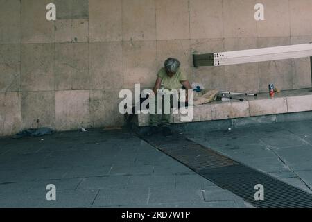18 juin 2023, Budapest, Hongrie : une femme sans abri vue fumer une cigarette. Il y a eu une préoccupation constante concernant les sans-abri en Hongrie, en particulier à Budapest. En raison de la forte inflation, la ville a vu une augmentation du nombre de personnes vivant dans la rue. Des facteurs comme la pauvreté, le chômage, les problèmes de santé mentale et le manque de logements abordables contribuent au problème. Le gouvernement hongrois et les autorités locales ont mis en œuvre diverses mesures pour lutter contre les sans-abri. Il s ' agit notamment de fournir des refuges d ' urgence, des services sociaux et des programmes de réinsertion sociale Banque D'Images