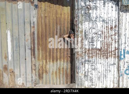 Gaza, Palestine. 18 juillet 2023. Un enfant palestinien vu à la maison familiale dans la ville de Beit Lahiya, dans le nord de la bande de Gaza. (Photo Mahmoud Issa/SOPA Images/Sipa USA) crédit : SIPA USA/Alamy Live News Banque D'Images