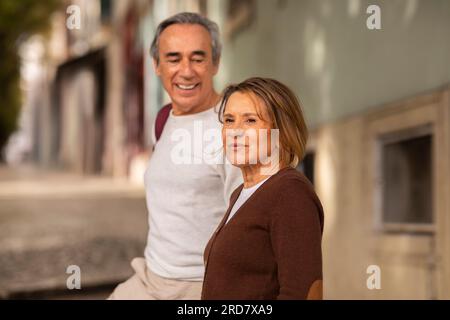 Portrait de Senior Tourists couple Walking Outdoor, Selective Focus Banque D'Images