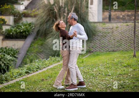 Heureux couple senior dansant profiter de Date dans Green Park en plein air Banque D'Images